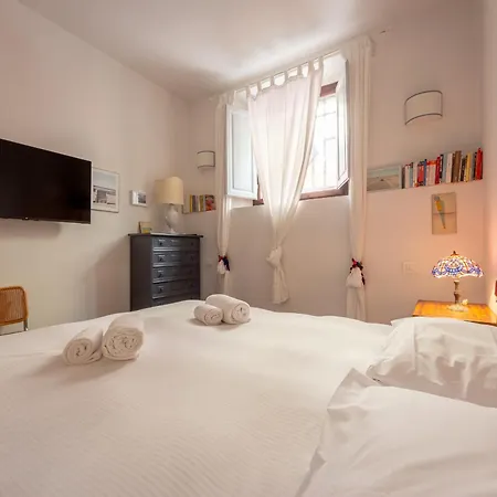 One Bedroom With Patio N2 Apartment *