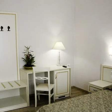 Hotel Azzi 3*