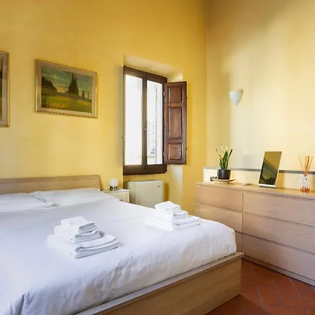 Cozy Classic Italian House Near Santa Croce, On The Lungarno *