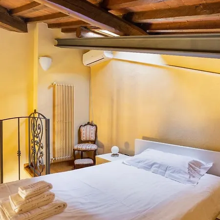 Cozy Classic Italian House Near Santa Croce, On The Lungarno * Florence