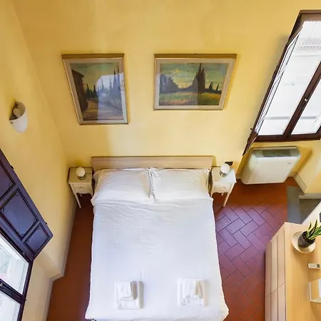 Cozy Classic Italian House Near Santa Croce, On The Lungarno