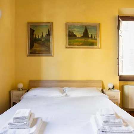 Cozy Classic Italian House Near Santa Croce, On The Lungarno