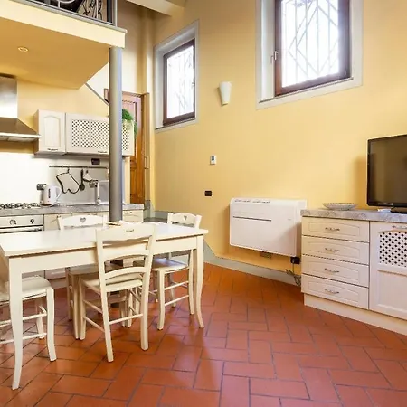 Cozy Classic Italian House Near Santa Croce, On The Lungarno * Florence