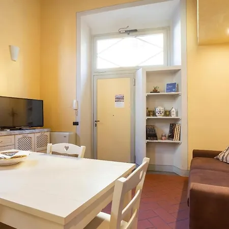 Cozy Classic Italian House Near Santa Croce, On The Lungarno * Florence