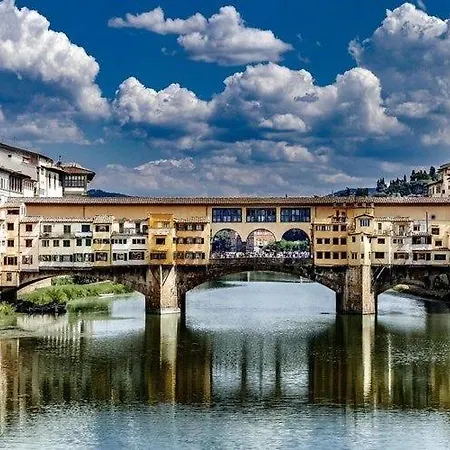 Cozy Classic Italian House Near Santa Croce, On The Lungarno *