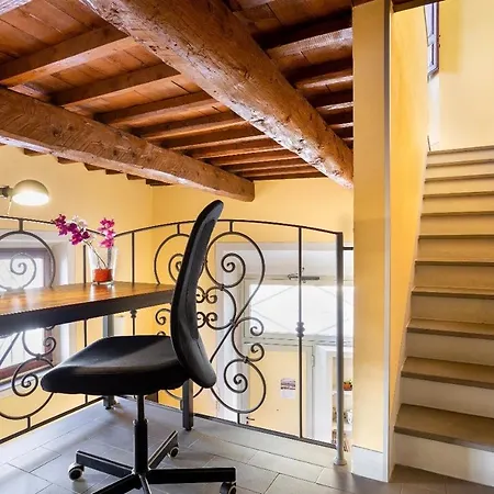 Cozy Classic Italian House Near Santa Croce, On The Lungarno * Florence