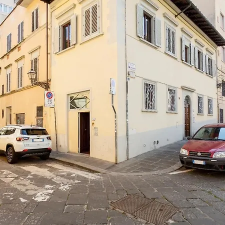 Cozy Classic Italian House Near Santa Croce, On The Lungarno Apartment *