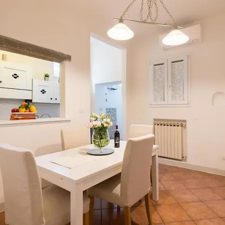 Apartment Casa A Sant'ambrogio - Santa Croce, Mercato & Bar - Homeunity *