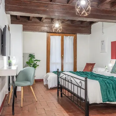 Wine Ciliegiolo Apartment Florence