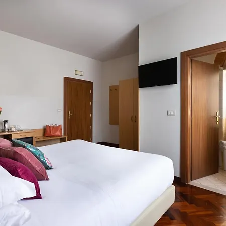 Aramis Deluxe Guest house 2*