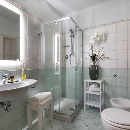 Aramis Deluxe Guest house 2*