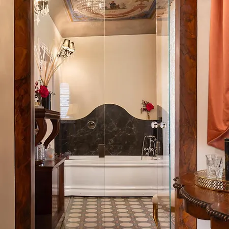 Piazza Pitti Palace - Residenza D'epoca 3*
