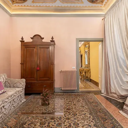 Piazza Pitti Palace - Residenza D'epoca לינה וארוחת בוקר