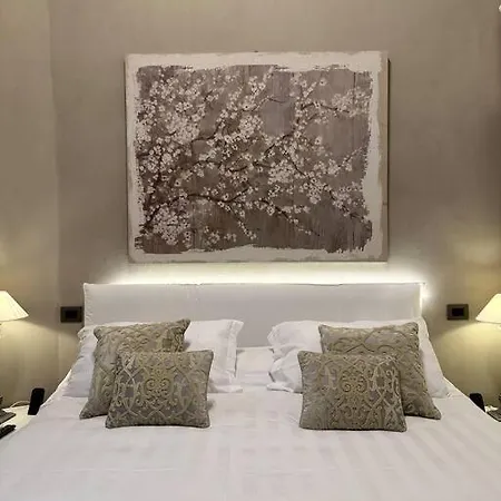 Lambe Next To Ponte Vecchio And Uffizi - Lovetheapartments