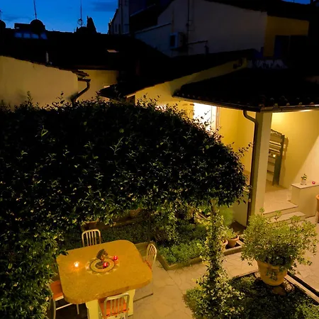 San Niccolo Walls Garden Apartment