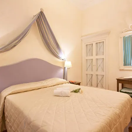 Serristori Palace 2*