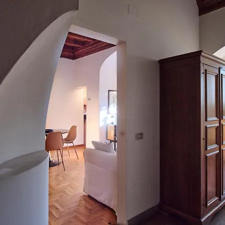 Enchanting With Patio, Lungarno Apartment Florenz