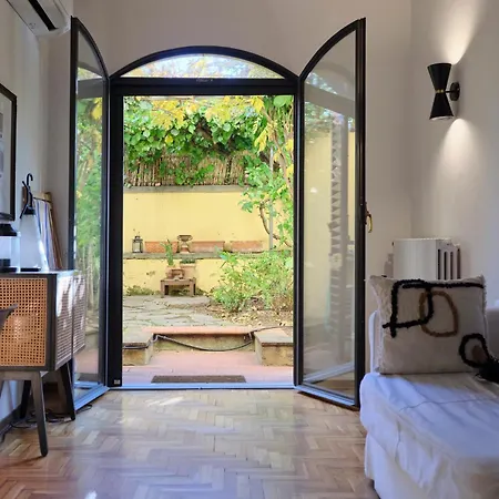 Enchanting With Patio, Lungarno Florenz