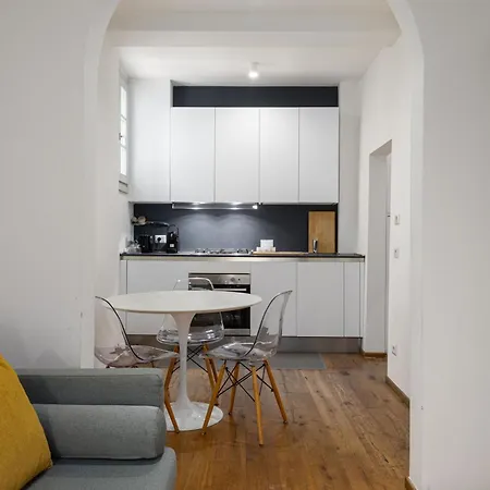 Unyca - Quiet And Living In Apartment *