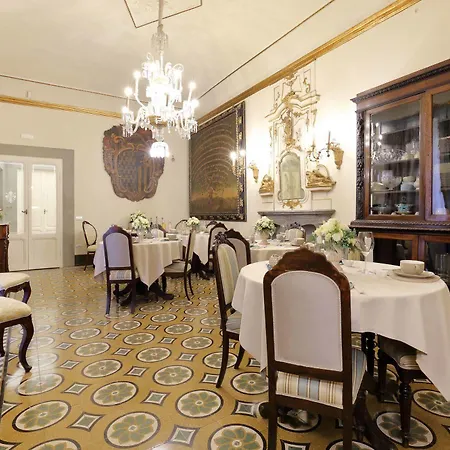 Piazza Pitti Palace - Residenza D'epoca לינה וארוחת בוקר 3*