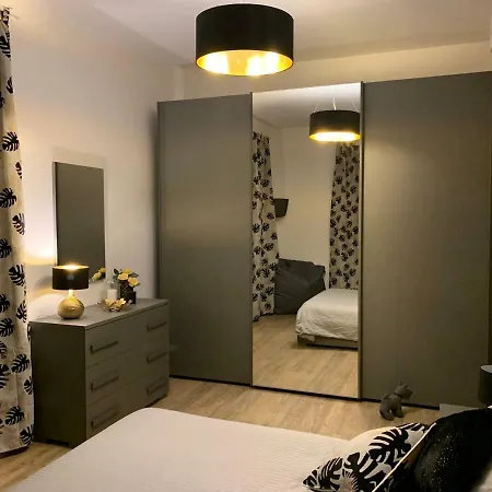 Open The Classic Wooden Shutters At A Cozy Nest דירה