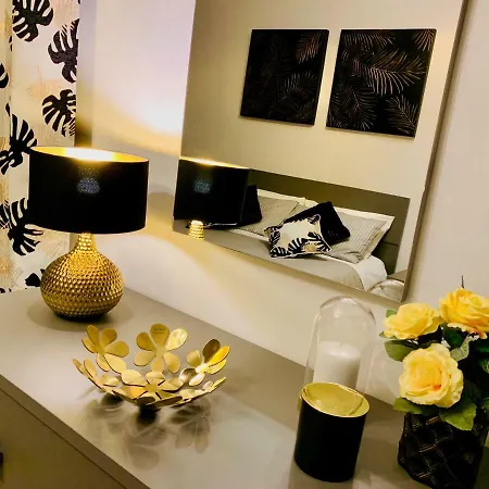 Open The Classic Wooden Shutters At A Cozy Nest * פירנצה