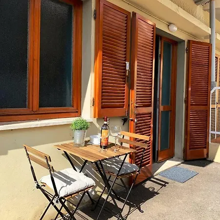 Open The Classic Wooden Shutters At A Cozy Nest דירה פירנצה