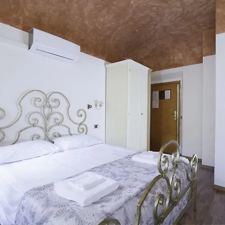 Piccolo Con Access Ztl !!! Nel Centro Storico Di !!! Hotel 2*