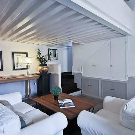 Maggio White Apartment