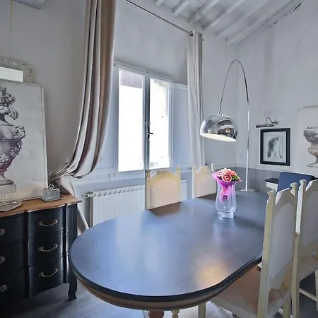 Maggio White Apartment Florence