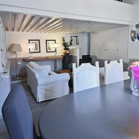 Maggio White Apartment Florence