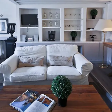 Maggio White Apartment