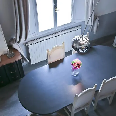Maggio White Apartment Florence