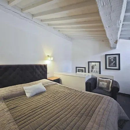Maggio White Apartment Florence