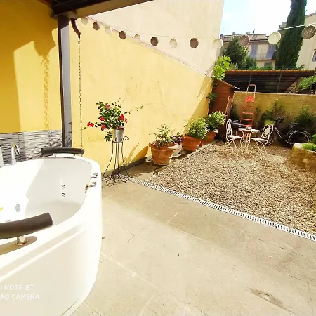 Apartment Nadia's Lovely - With Private Garden And Jacuzzi