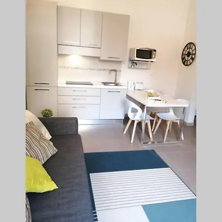 Apartment Charming & Spacious Florentine Just Two Mins From Tram Stop