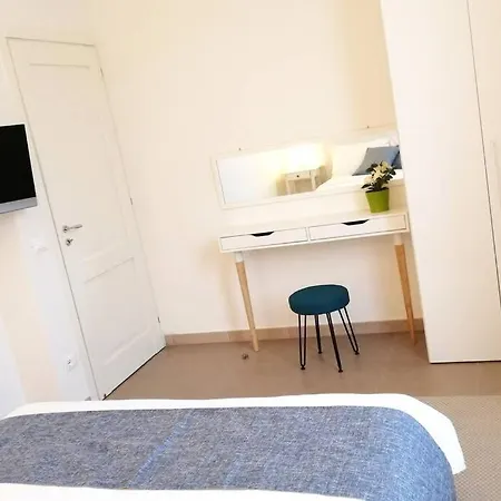 Apartment Charming & Spacious Florentine Just Two Mins From Tram Stop *