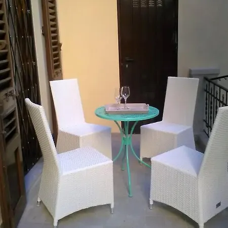 Charming Family With Private Garage Apartment *