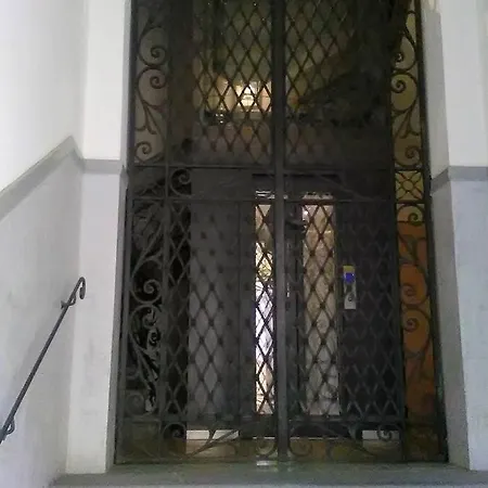 Charming Family With Private Garage Apartment *