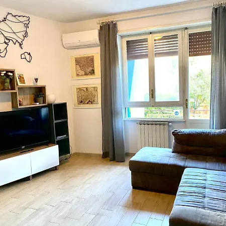 Twelveholly Apartment