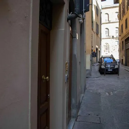 Valia Pitti 3 *