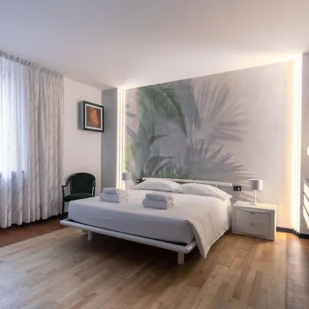 Ponte Rosso Modern Apartment Florence
