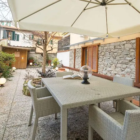 Ponte Rosso Modern Apartment Florence