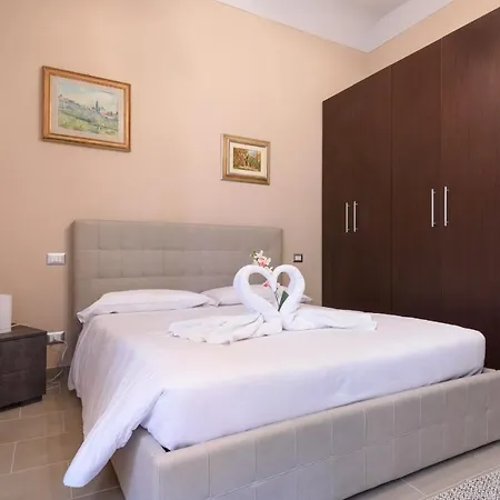 Pinzochere Artistic For Family Apartment