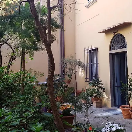 Cynthia's Garden - With Private Garden In Santa Croce Apartment