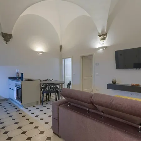 La Casa Di Bruna E Giordano In Santo Spirito Florence