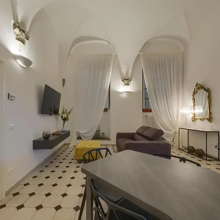 Apartment La Casa Di Bruna E Giordano In Santo Spirito Florence