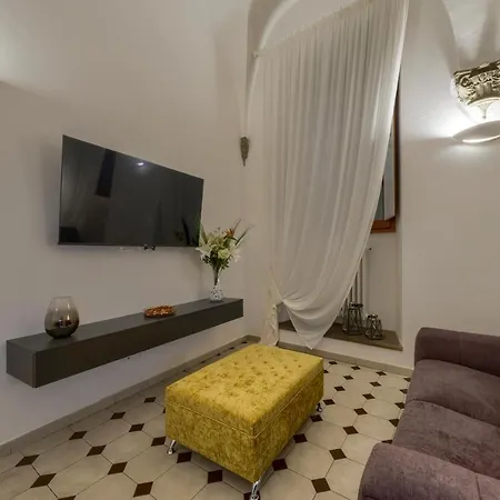 La Casa Di Bruna E Giordano In Santo Spirito Florence