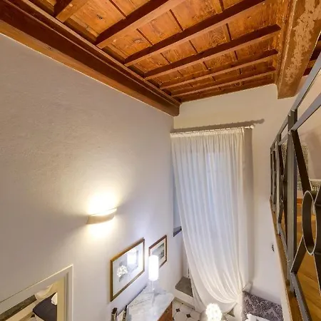 La Casa Di Bruna E Giordano In Santo Spirito * Florence