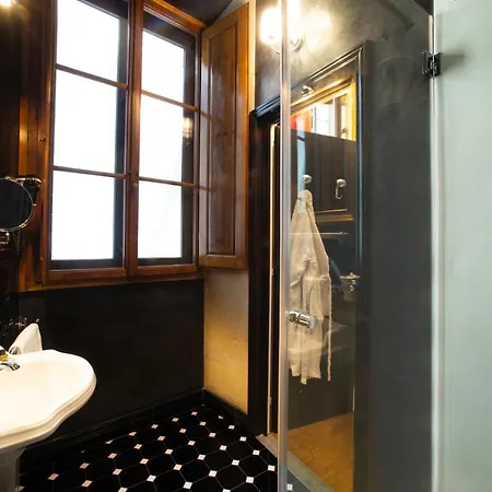 Boutique Torre De' Conti Bed & Breakfast